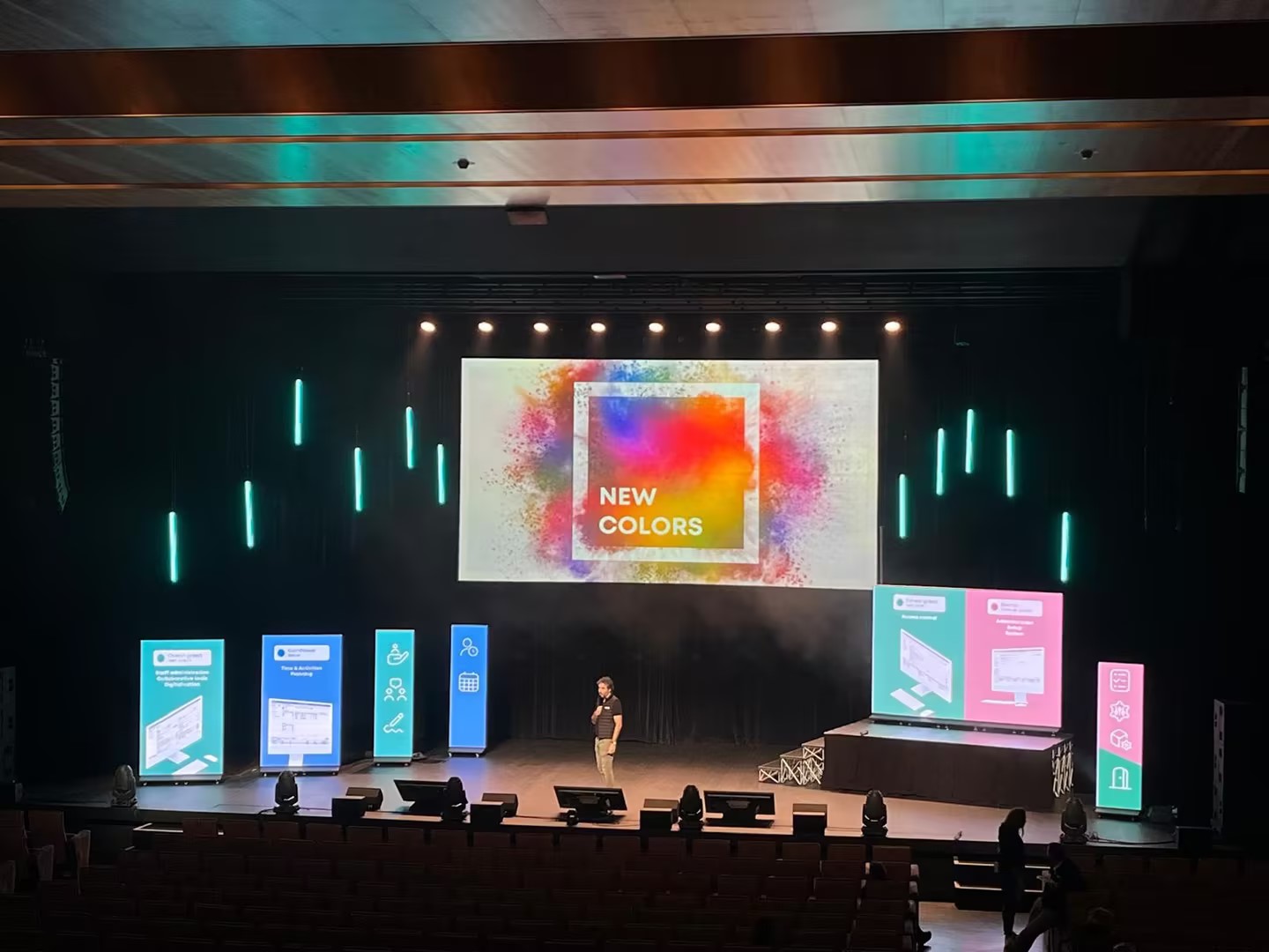 France Conference Project – 12 CLT X-Poster Pro Displays Build a Dynamic Conference Stage Banner