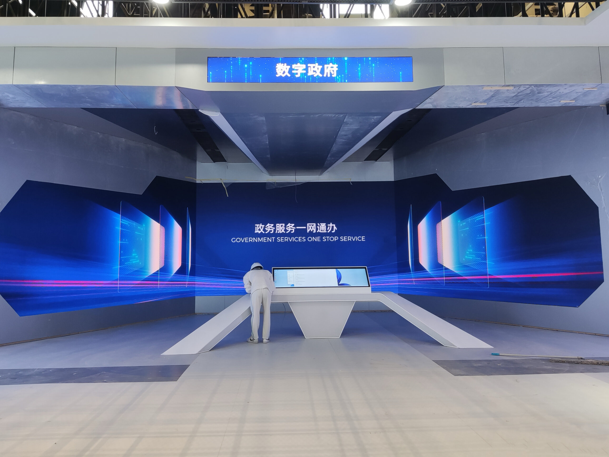 Zhengzhou Longzihu Academic Exchange Center: Ultra-HD Grand Lecture Hall Display Banner