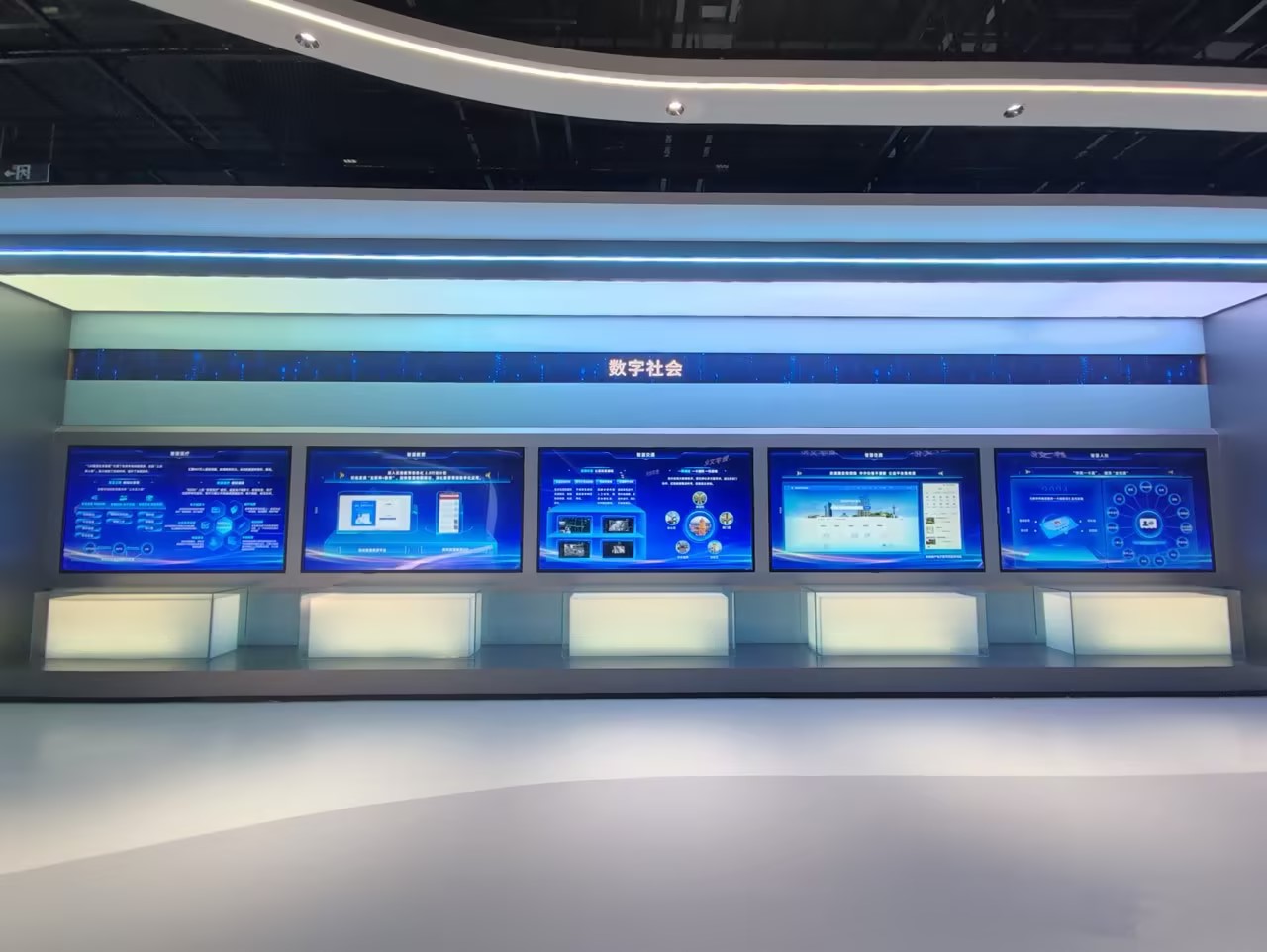 Zhengzhou Longzihu Academic Exchange Center: Ultra-HD Grand Lecture Hall Display View 3